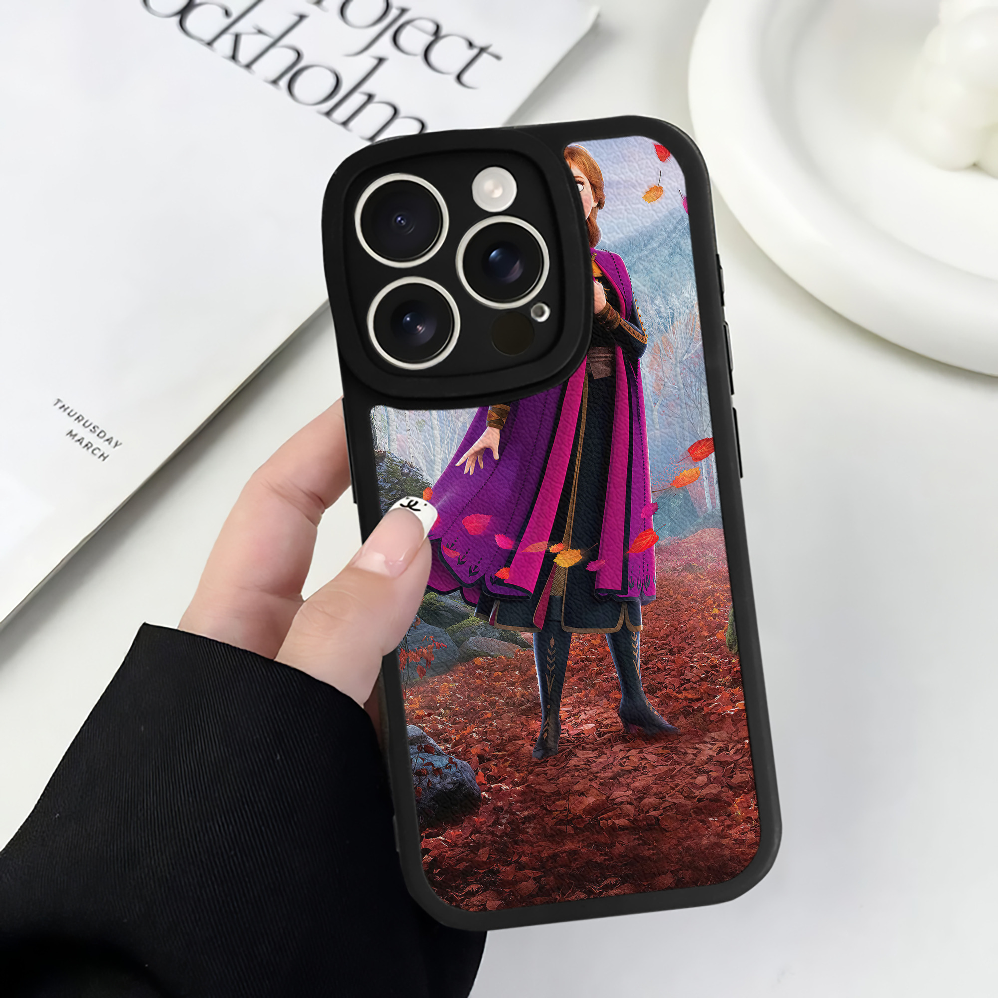 （画像用） アナと雪の女王 アンナ エルサ Frozen Anna Elsa 【iPhone 16シリーズ対応】シリコンスマホケース（レザー調） 材質：シリコン
